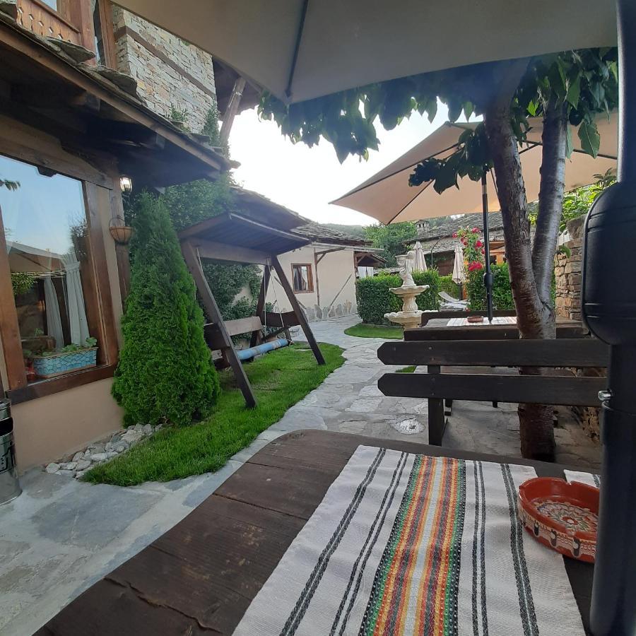 Семеен Хотел Скендерова Къща Leshten Esterno foto