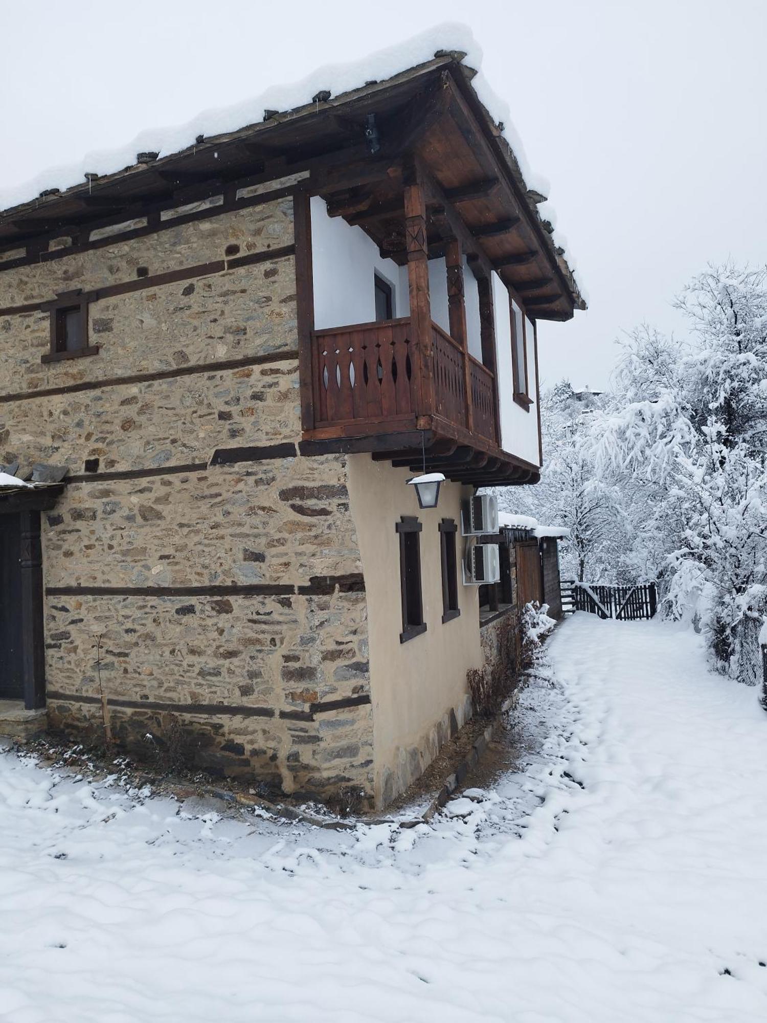 Семеен Хотел Скендерова Къща Leshten Esterno foto